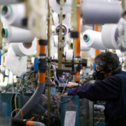 Producción industrial cae con fuerza en febrero mientras el comercio mantiene su crecimiento