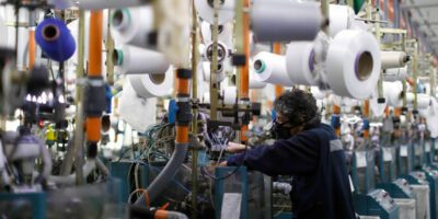 Producción industrial cae con fuerza en febrero mientras el comercio mantiene su crecimiento