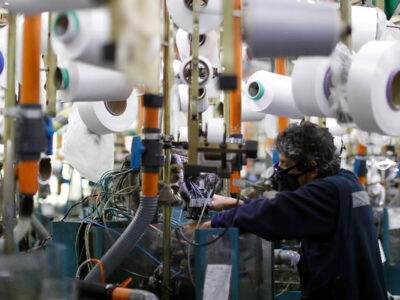 Producción industrial cae con fuerza en febrero mientras el comercio mantiene su crecimiento